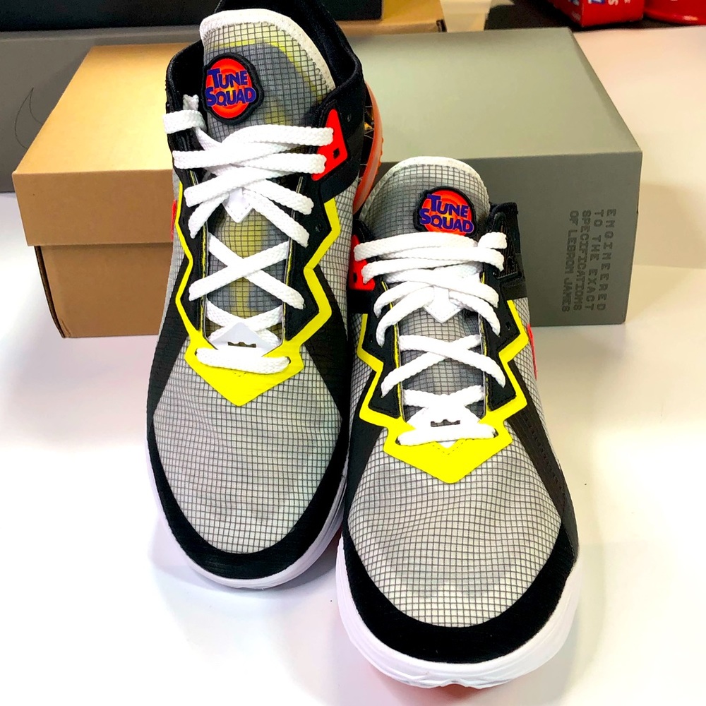LeBron 18 Space Jam Men  9.5 Sneakers Tweety Bird